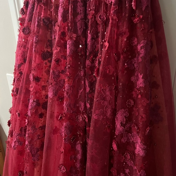 Basix black label gown - Picture 5 of 7